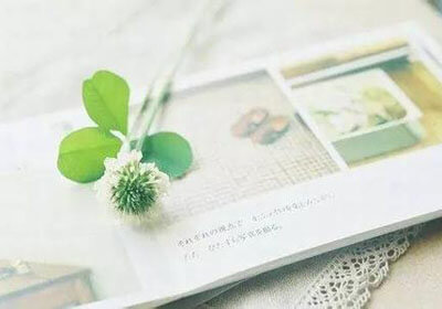 女子田径赛场上惊险一幕，领先运动员突然失速